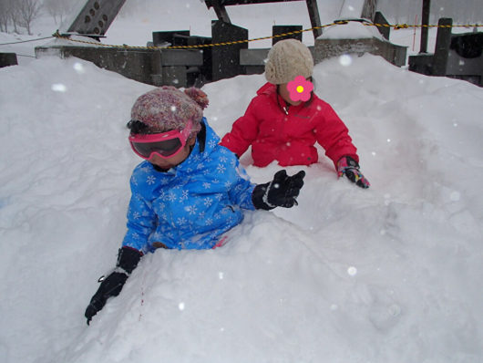 日光湯元温泉スキー場にて雪に埋もれる子ども達